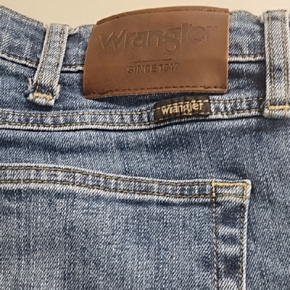 Wrangler Regular Fit Jeans with Classic Wash - Picture 9 of 9